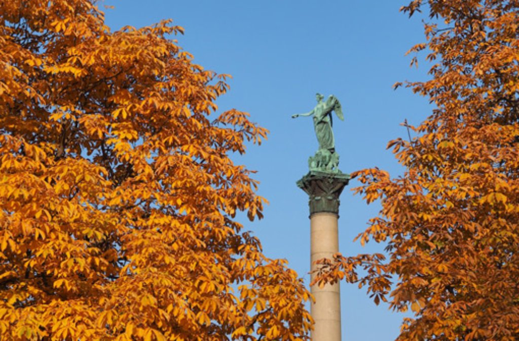 Stolz thront die Concordia über dem goldenen Blätterdach des Stuttgarter Schlossplatzes.