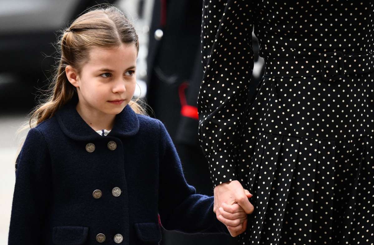 Prinzessin Charlotte betrat mit ihren Eltern Prinz William ...