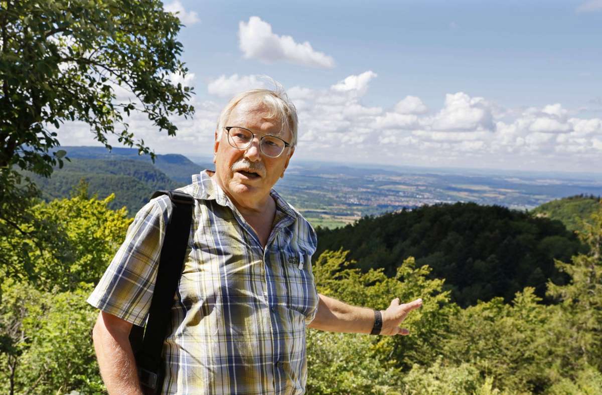 Der Naturschutzwart Rainer Ganzner kennt alle Geschichten zum Roßberg.