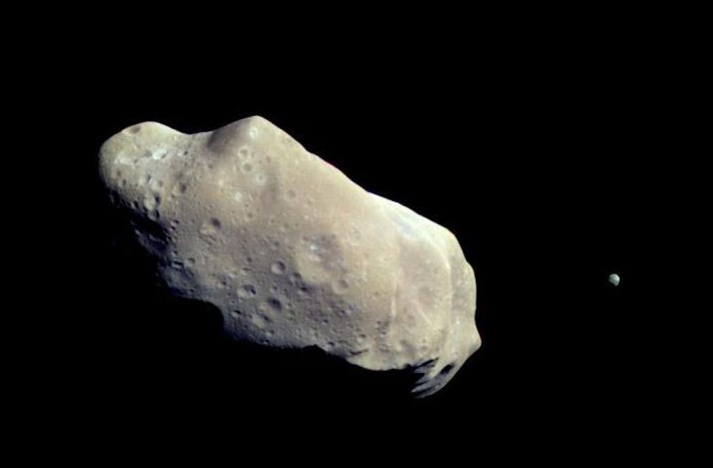 Würde eine Kollision mit einem Giganten wie 243 Ida das Ende der Menschheit bedeuten? Könnte man einen Impakt überhaupt verhindern? Das sind Fragen, die sich die Asteroid Impact Mission (AMI) der Europäischen Raumfahrtagentur ESA und die US-Raumfahrtbehörde NASA stellen.