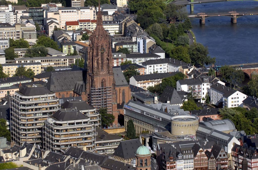 So sah es früher aus: Der Dom mit dem Technischen Rathaus (links) und der langgestreckten Schirn-Kunsthalle