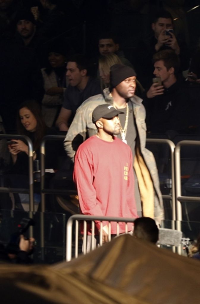 Und hier ist er: Kanye West (vorne) mit Lamar Odom beim Betreten des Madison Square Gardens. Zum Auftakt der Fashion Week hat er für Aufsehen gesorgt.