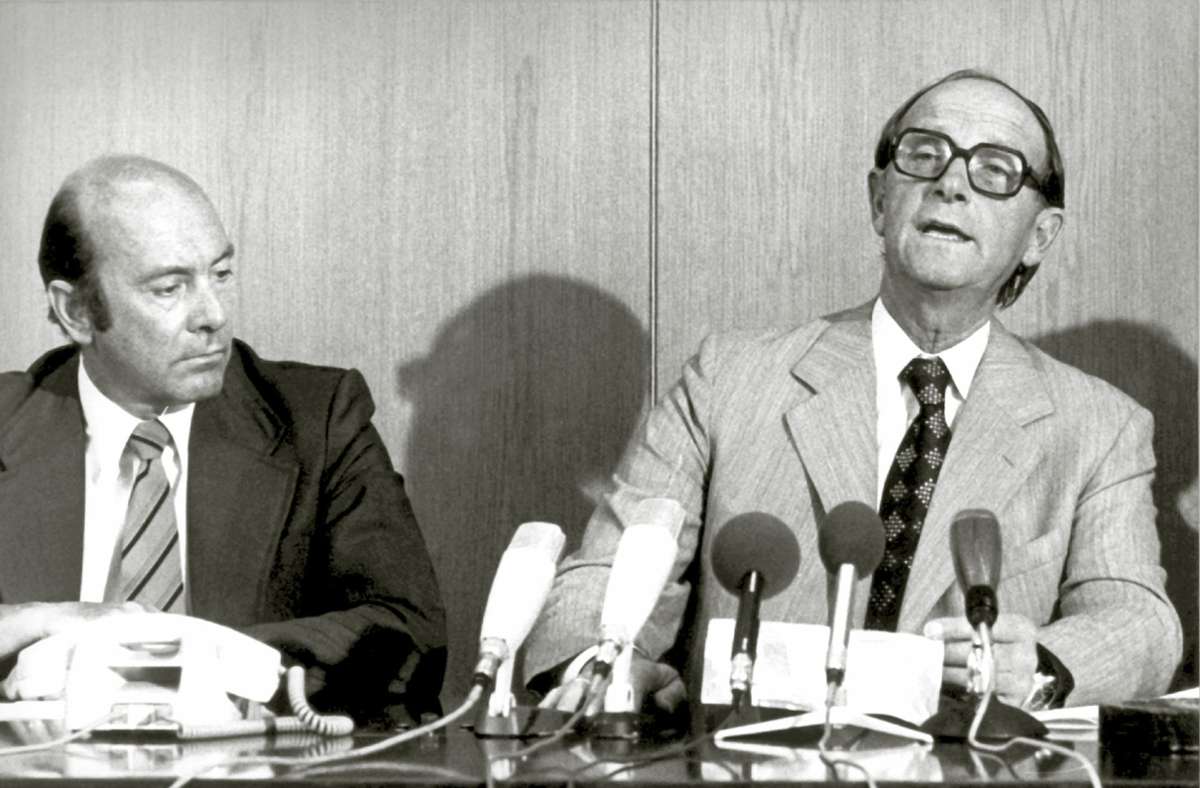 7. August 1978: Der damalige Ministerpräsident Filbinger   gibt seinen Rücktritt bekannt, links der damalige Chef der CDU-Landesgruppe Baden-Württemberg in Bonn, Manfred Wörner. Foto: dpa/Karl Staedele