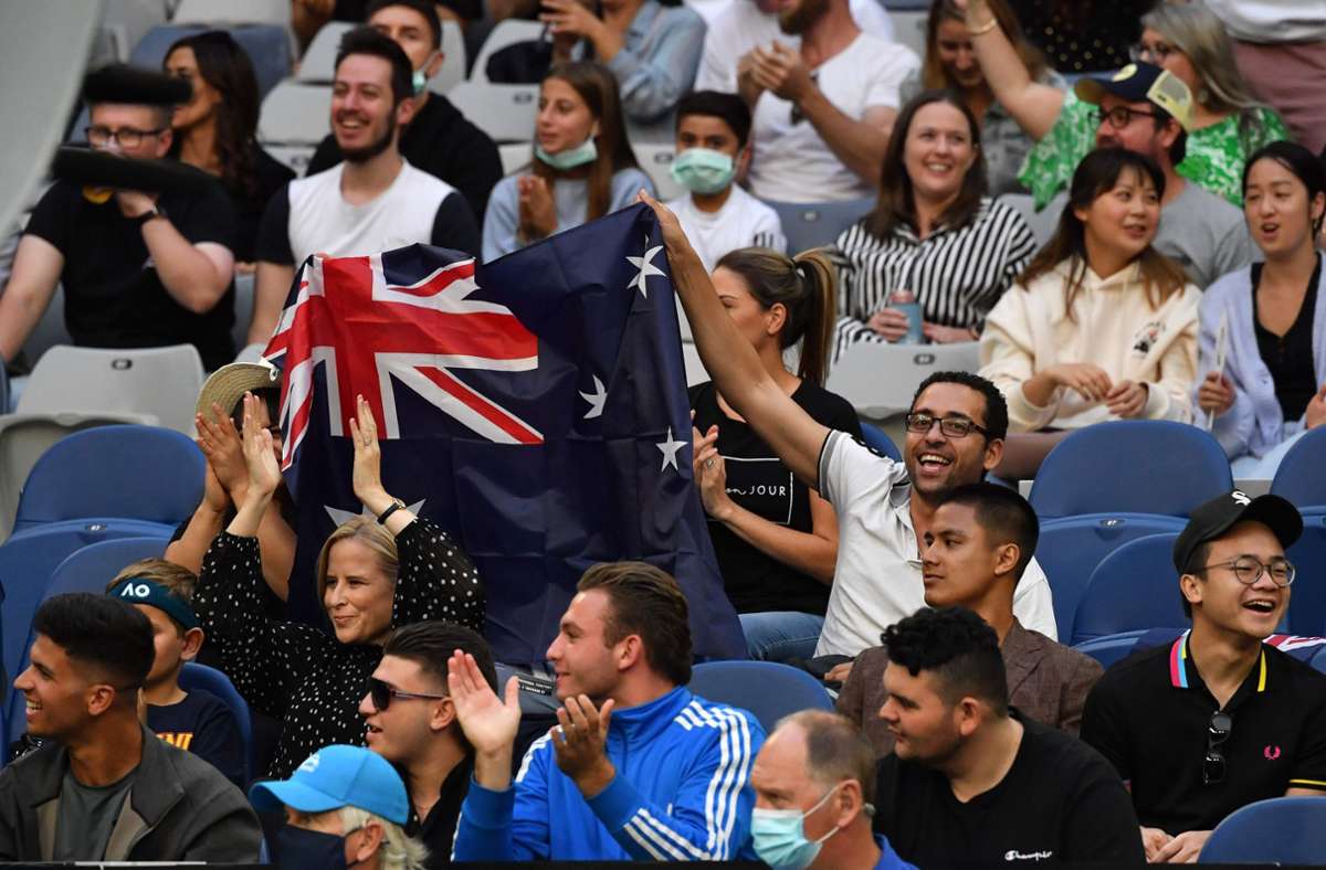 In der ersten Turnierwoche durften zunächst Zuschauer dabei sein. Hier jubelt die Masse dem Australier Nick Kyrgios zu.