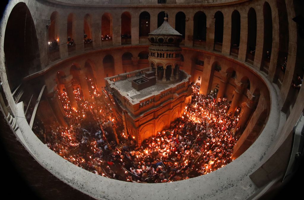 Ostern in der Grabeskirche: Christen feiern mit Prozessionen und Messen, und entzünden das Heilige Feuer.