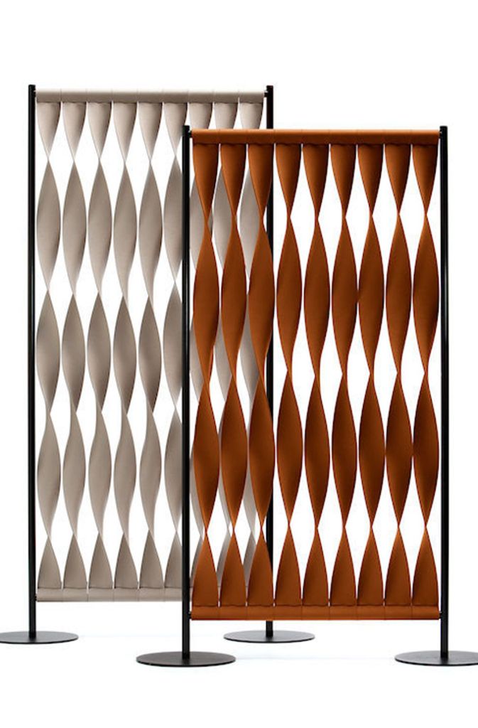 Gedreht: Filzbänder an einem Metallrahmen auf stabilen Tellerfüßen, entworfen von Sonja Zilz für Hey-Sign.de - erhältlich vielen Farben.