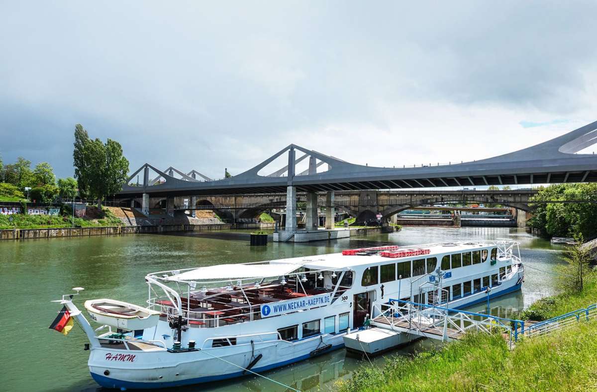 Alles im Fluss: die Neckarbrücke mit dem abgehängten Fußgänger- und Radsteg