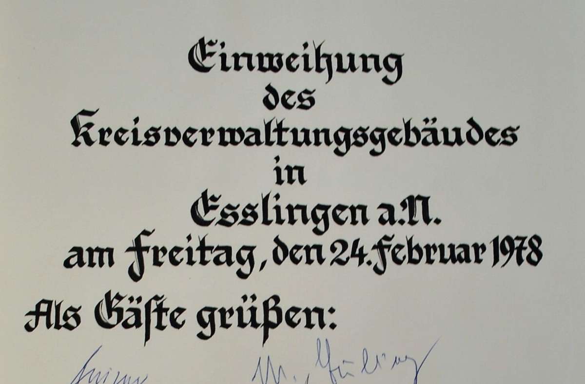 Der allererste Eintrag im Goldenen Buch erfolgte anlässlich der Einweihung des Kreisverwaltungsgebäudes in Esslingen 1978