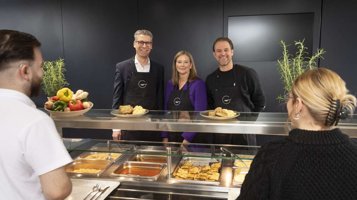 An der Essensausgabe für die Maultaschen: Moritz Mack (links), Timo Hildebrand und Sabine Kohleisen, Personalvorständin und Arbeitsdirektorin der Mercedes-Benz Group AG