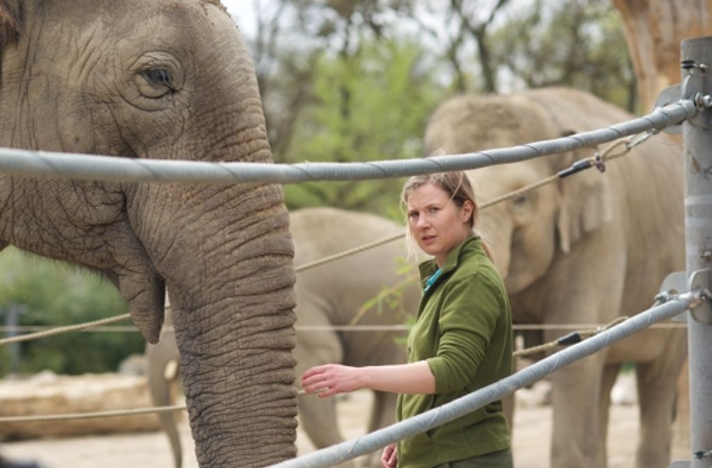 Emma (Anna Drexler) bei den Elefanten.