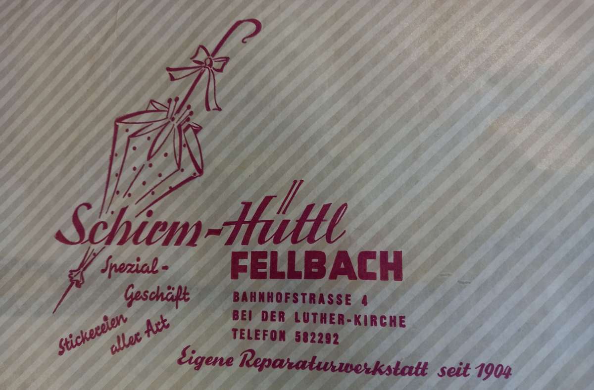 Das Packpapier von damals erinnert an das Fachgeschäft für Schirme „Schirm-Hüttl“ in Fellbach.