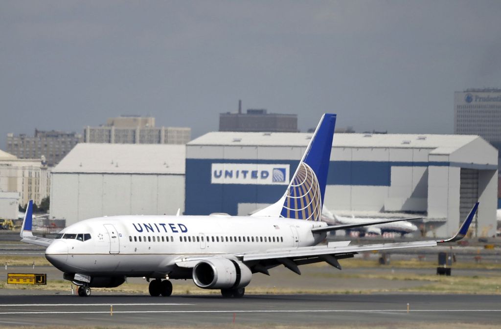 United Airlines sieht sich nach dem Zwischenfall, bei dem ein Fluggast gewaltsam auf dem Flugzeug entfernt worden war, mit Rassismusvorwürfen konfrontiert. (Archivbild)