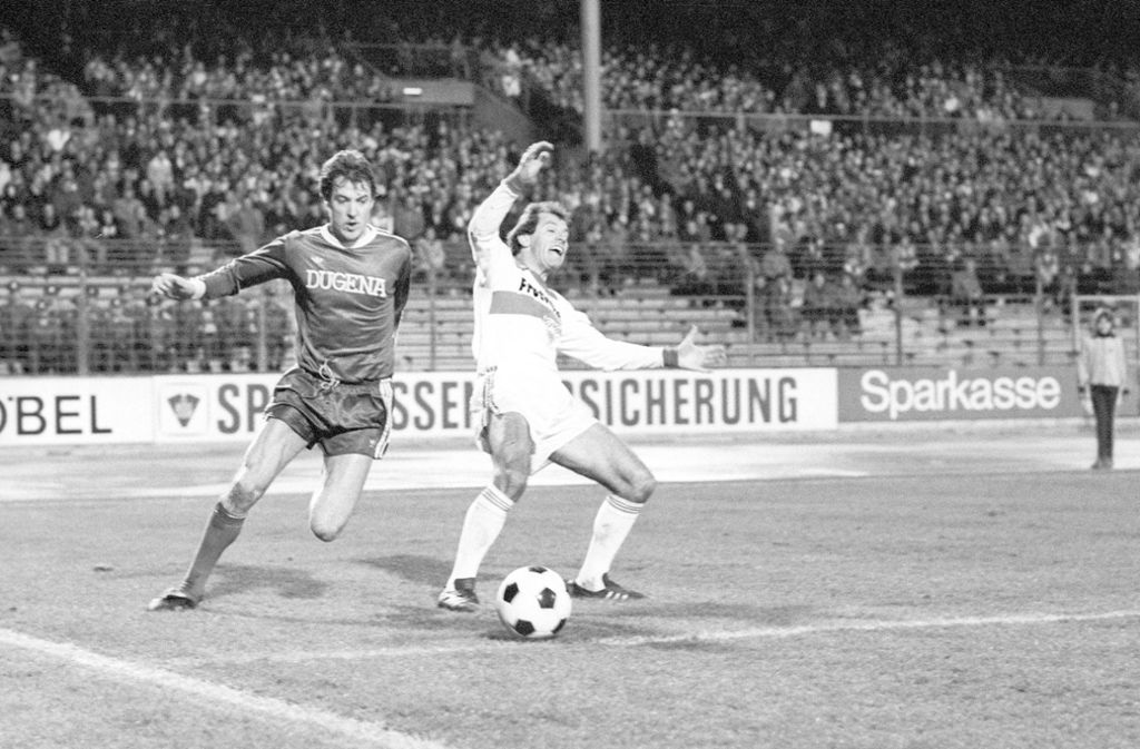 Dort knüpfte das junge VfB-Team unmittelbar an den Erfolg der Vorsaison an. Man wurde im zweiten Jahr nach dem Aufstieg Zweiter und auch gegen Darmstadt fuhr der VfB zwei Siege ein. In der Hinrunde am 15. Dezember 1978 gewann der VfB mit 3:0. Der alles überragende Mann in diesem Spiel war Vereinslegende Georg „Schorsch“ Volkert (rechts im Bild), der einen Doppelpack schnürte.
