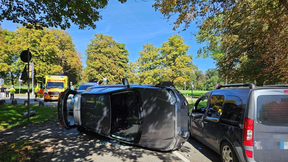 Stuttgart- Weilimdorf: Drei Autos in Unfall verwickelt   – zwei Verletzte