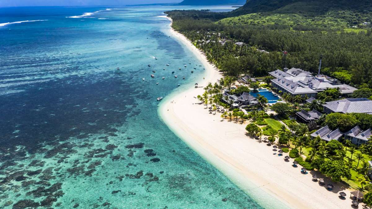  Seit 1. Oktober können sich vollständig geimpfte Touristen wieder ohne 14-tägige Hotel-Quarantäne auf Mauritius an den Strand legen. Doch wann ist die beste Reisezeit für einen Urlaub und welche Einreisebedingungen genau gelten derzeit? Wir klären auf. 