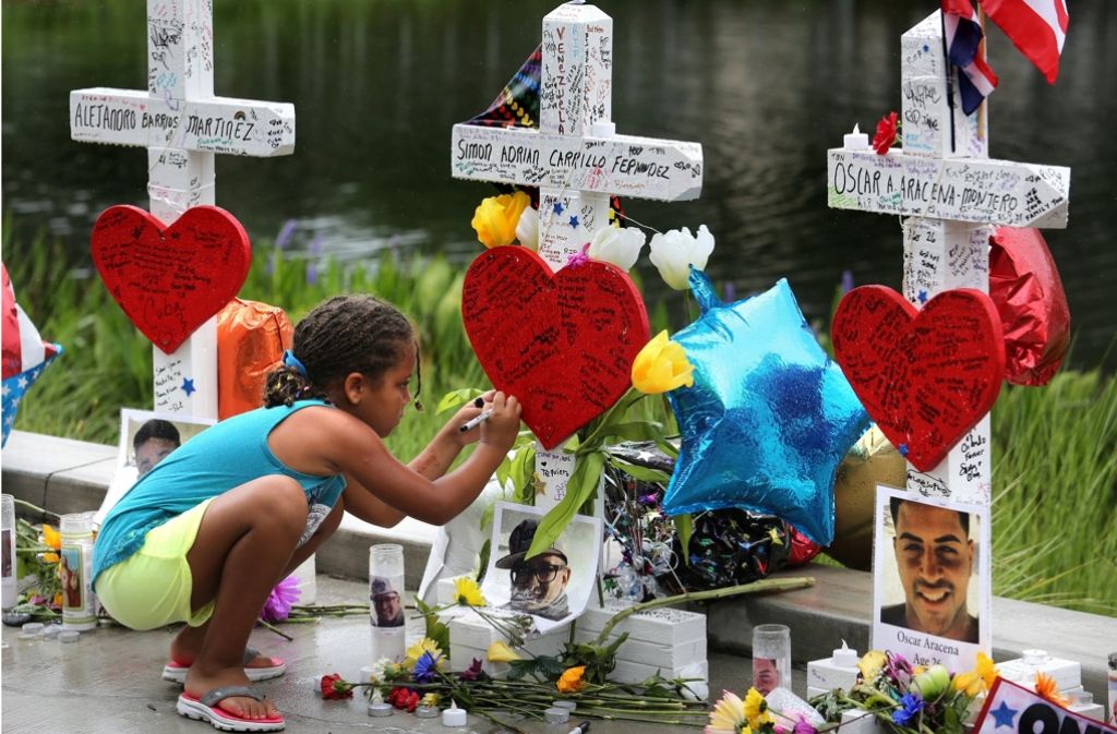 Für jedes der Opfer des Attentats von Orlando wurde ein Kreuz aufgestellt.