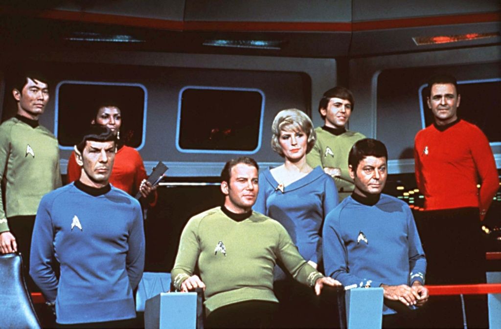 Wie es begann: 1966 startete „Star Trek“ im US-Fernsehen, wegen schlechter Einschaltquoten setzte NBC die Serie nach 79 Folgen im Jahr 1969 wieder ab. Mit der Mondlandung nahm das Interesse dann aber weltweit zu. Ab Mai 1972 lief die Serie im ZDF unter dem Namen „Raumschiff Enterprise“. „Star Trek Beyond“ ist der mittlerweile 13. Kinofilm.