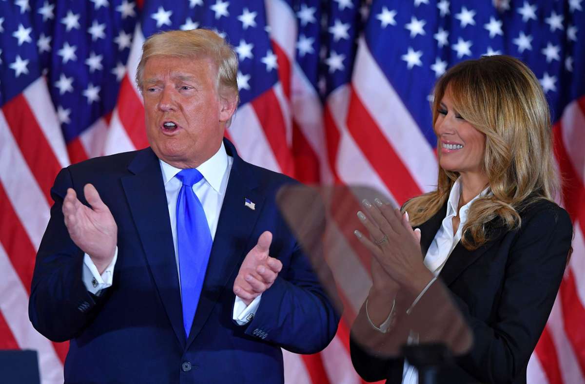 Donald Trump tritt im Weißen Haus vor seine Anhänger und erklärt sich zum Wahlsieger.