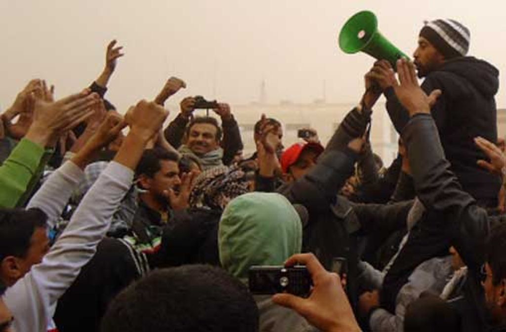 Ein undatiertes Foto, das am Dienstag von der dpa herausgegeben wurde, zeigt Libyer, die in Tobruk, im Nordosten Libyens gegen die Regierung protestieren.