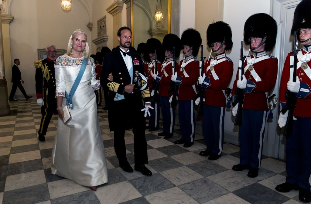 Die beliebte Prinzessin Mette-Marit leidet an einer chronischen Lungenkrankheit, wie jetzt bekannt wurde. Auf dem Foto sieht man das Kronprinzenpaar im Christiansborg Palast in Kopenhagen, wo der dänische Prinz Frederic im Mai zu seinem 50. Geburtstag eingeladen hatte.