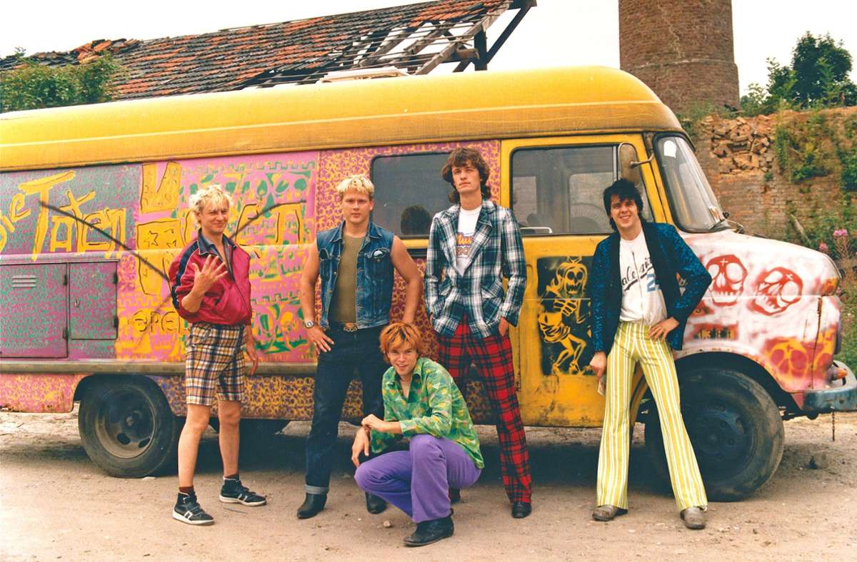 Die Toten Hosen 1982 vor ihrem Bandbus