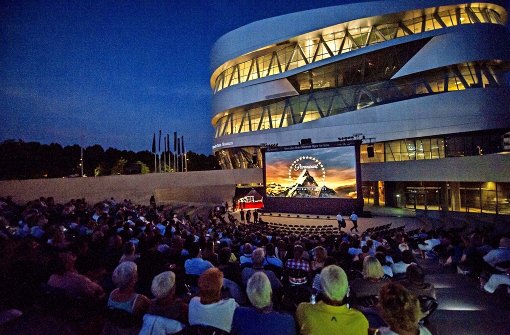 Vor dem Mercedes-Benz-Museum in Stuttgart wird in jedem Jahr eine Kino-Leinwand aufgebaut. Foto: Lichtgut/Max Kovalenko