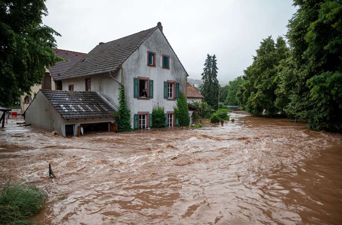 In Erdorf in Rheinland-Pfalz ist das Wasser über das Ufer getreten. In unserer Bildergalerie sehen Sie die enormen Auswirkungen des Unwetters über Deutschland.