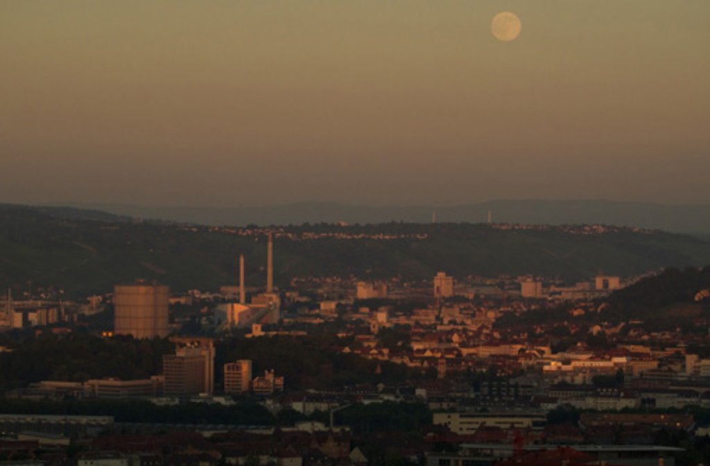 Die Sonne schwindet, der Mond steht schon am Himmel - Abenddämmerung über dem Stuttgarter Kessel.