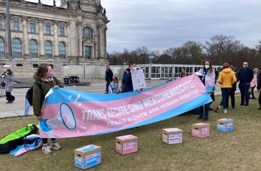 Plakat auf einer Demo für Rechte von transidenten Personen in Berlin. Foto: /Leonie Rothacker