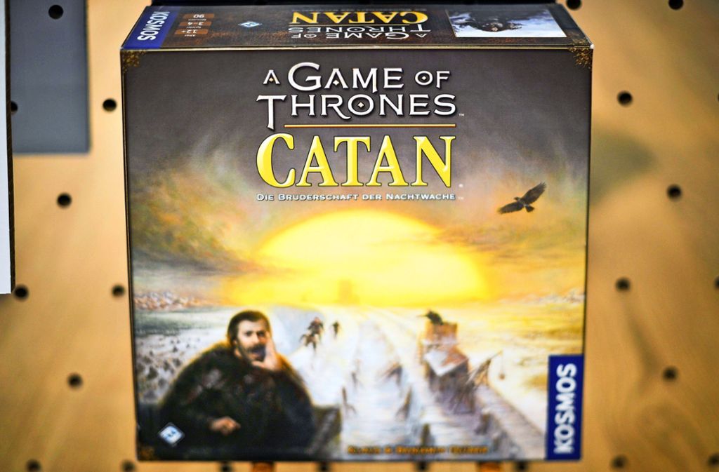 „A Game of Thrones Catan“Seit über 20 Jahren ist das Brettspiel „Siedler von Catan“ von Klaus Teuber auf dem Markt. Es wurde über 30 Millionen Mal verkauft, in 41 Sprachen übersetzt und in 70 Ländern gespielt. Seinen Ursprung hat das Spiel, das seit 2015 nur noch „Catan“ heißt, beim Kosmos-Verlag in Stuttgart. Hierher stammt auch die neuste Version. Das von der gleichnamigen Fantasy-Saga inspirierte „A Game of Thrones Catan“.