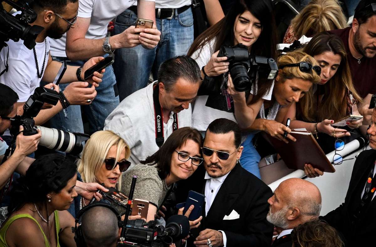 Johnny Depp war auf dem roten Teppich in Cannes ein gefragter Mann.