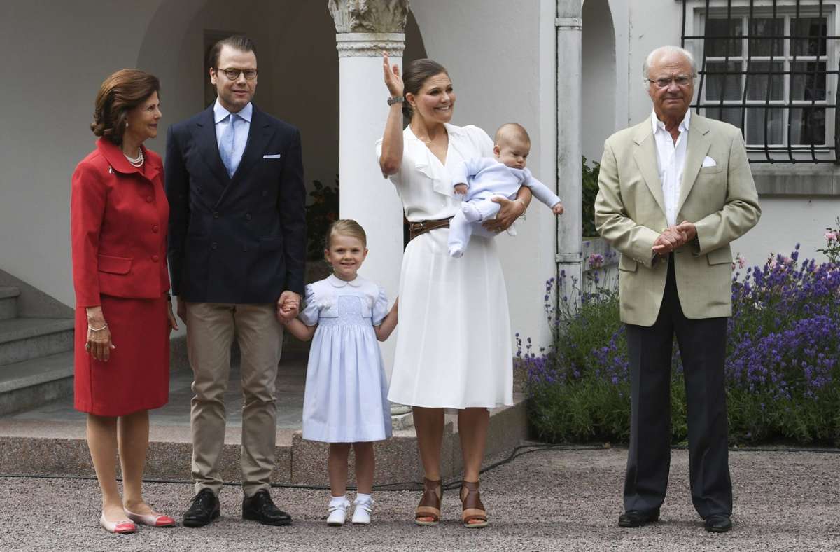 König Carl Gustaf mit seinen beiden Thronfolgerinnen: Kronprinzessin Victoria und Prinzessin Estelle (Bild aus dem Jahr 2017). Foto: dpa/Jonas Ekstromer
