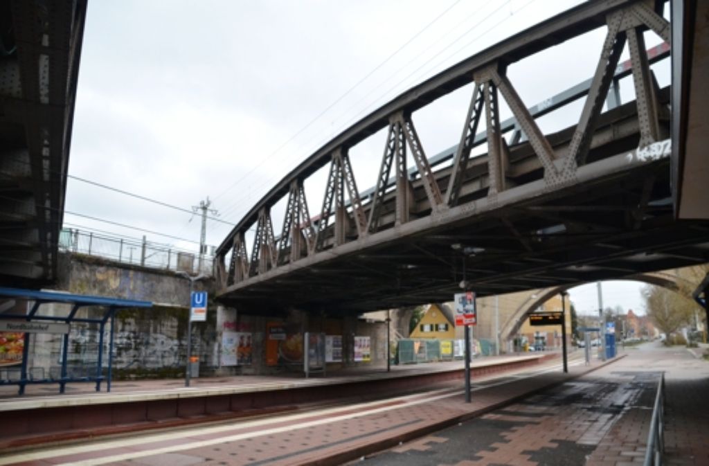 Die schweren Brücken prägen das Bild rund um den Nordbahnhof.