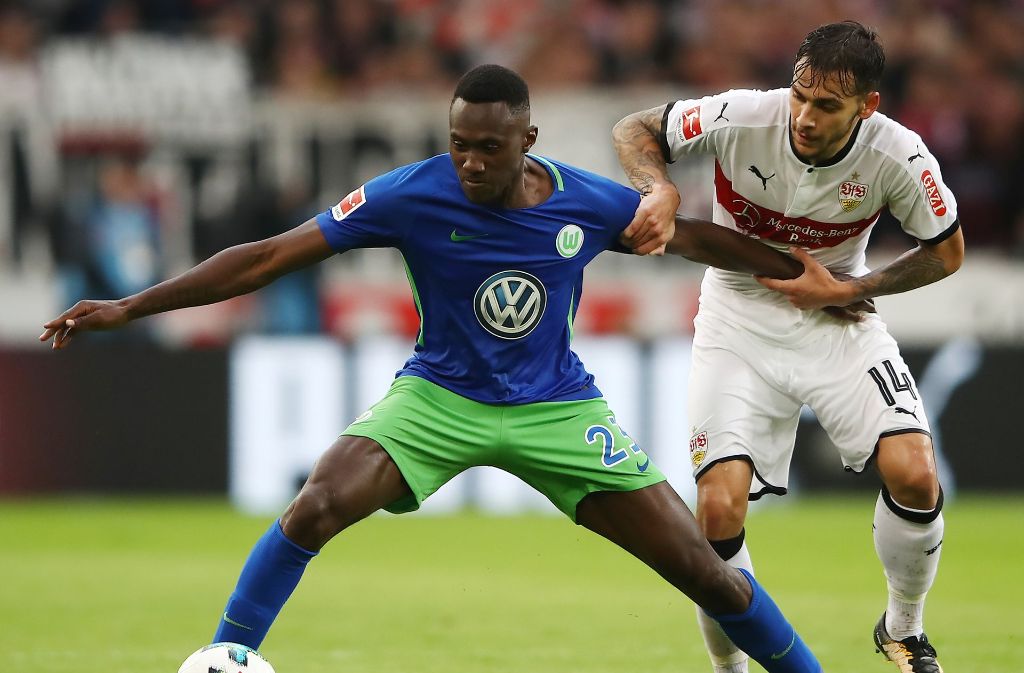 VfB-Stürmer Anastasios Donis im Zweikampf mit dem Wolfsburger Josuha Guilavogui