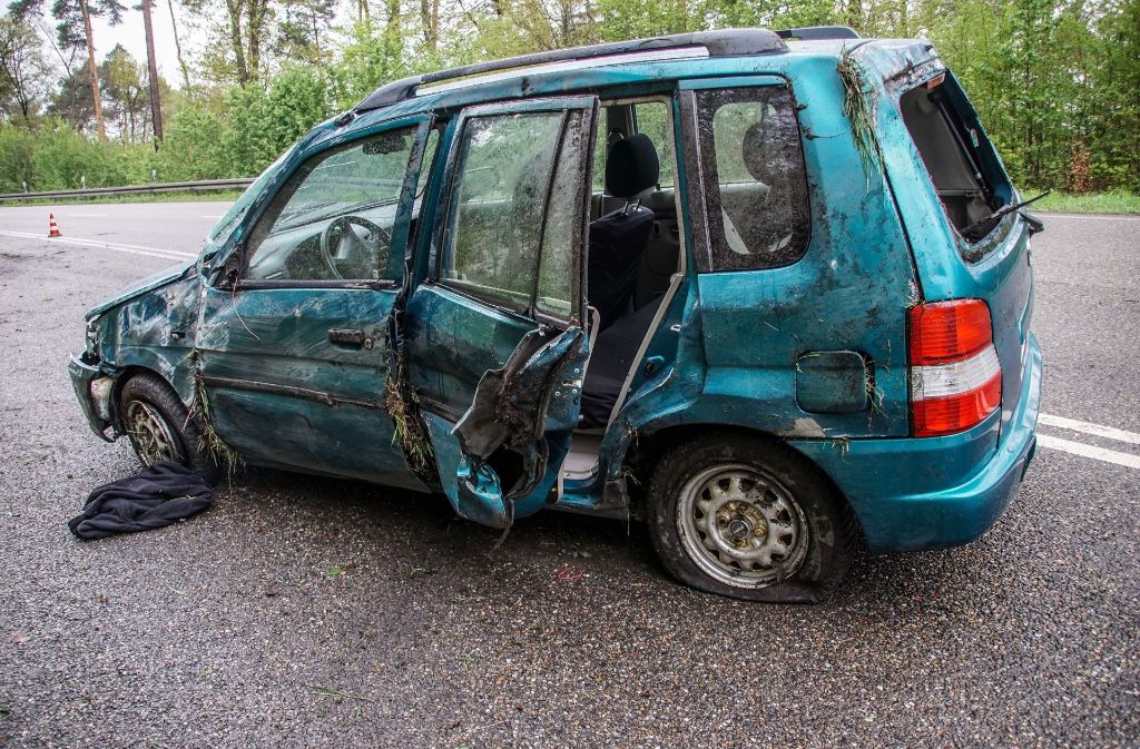 Ein 24-Jähriger verliert in Stuttgart die Kontrolle über seinen Wagen.