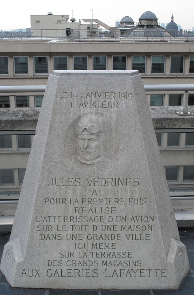 Gedenkstele für Jules Védrines auf dem Dach der Galeries Lafayette.