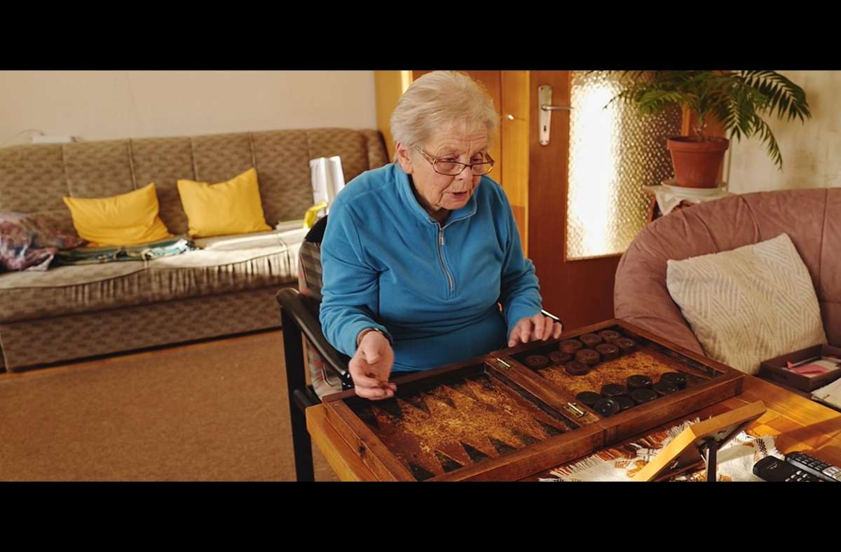 Die Partie Backgammon ließ Leonie Klausmann auch nach Benedikts Tod nicht aus: Vor sich ein Foto ihres Mannes übernahm sie die Spielzüge für ihn.