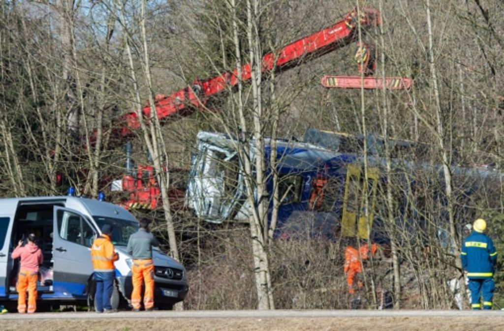 Einsatzkräfte räumen die Unfallstelle der verunglückten Regionalzüge in Bad Aibling. Foto: dpa