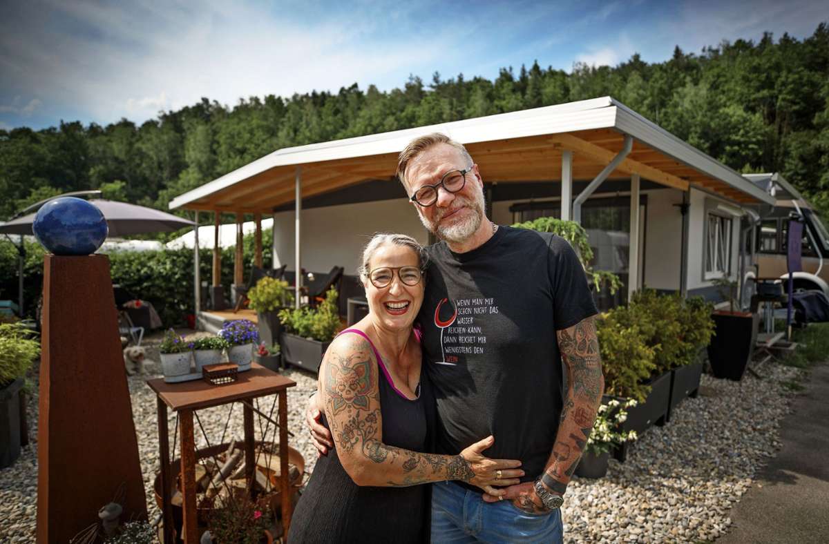 Trautes Heim, Glück allein: Monika und Ingo Wiesner vor ihrem Zuhause auf dem Murrhardter Campingplatz