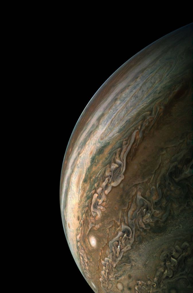 Aufgrund seiner chemischen Zusammensetzung zählt Jupiter zu den Gasplaneten. Die sogenannten Gasriesen – neben Jupiter sind es in unserem Sonnensystem Saturn, Uranus und Neptun – bilden die Gruppe der äußeren Planeten