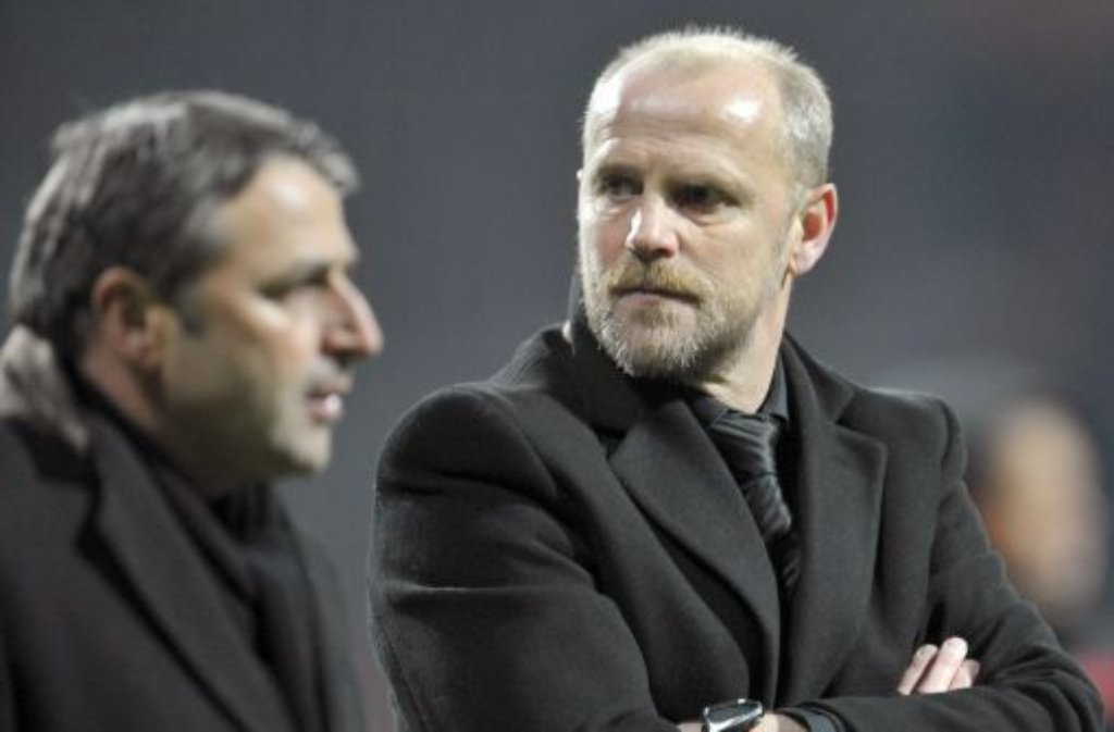 Bedient sind auch Bremens Geschäftsführer Klaus Allofs (links) und Trainer Thomas Schaaf nach dem Erstrunden-Aus ihres Teams am 19. August 2012 ...