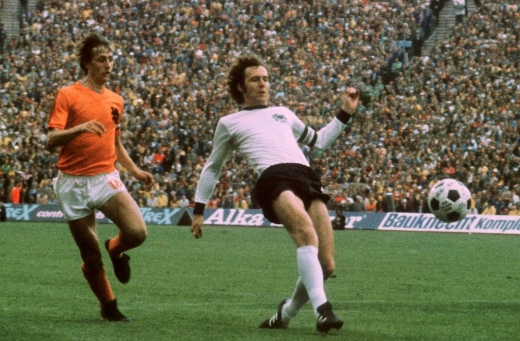 Franz Beckenbauer, geboren 1945, spielte von 1964 bis 1977 beim FC Bayern, wechselte dann nach Amerika und danach zum HSV. 103-mal spielte er für Deutschland und holte die Titel bei der EM 1972 und der WM 1974.