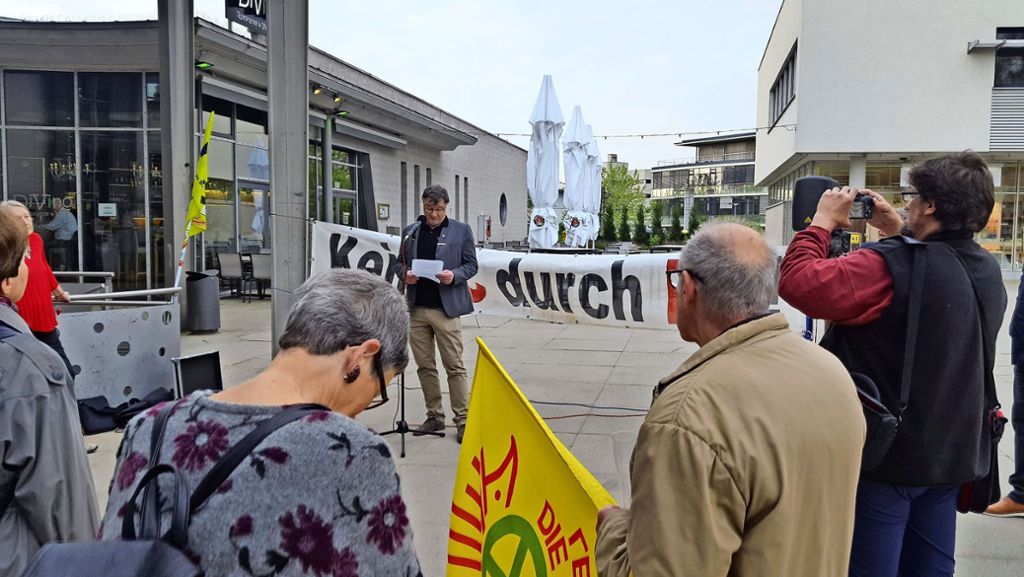  Auf dem Neuen Markt in Leinfelden kommen regelmäßig die Gegner des Bahnprojekts Stuttgart 21 zusammen und demonstrieren lautstark ihre Meinung. Beim 400. Treffen herrschen jedoch Ernüchterung und Sorge vor. 