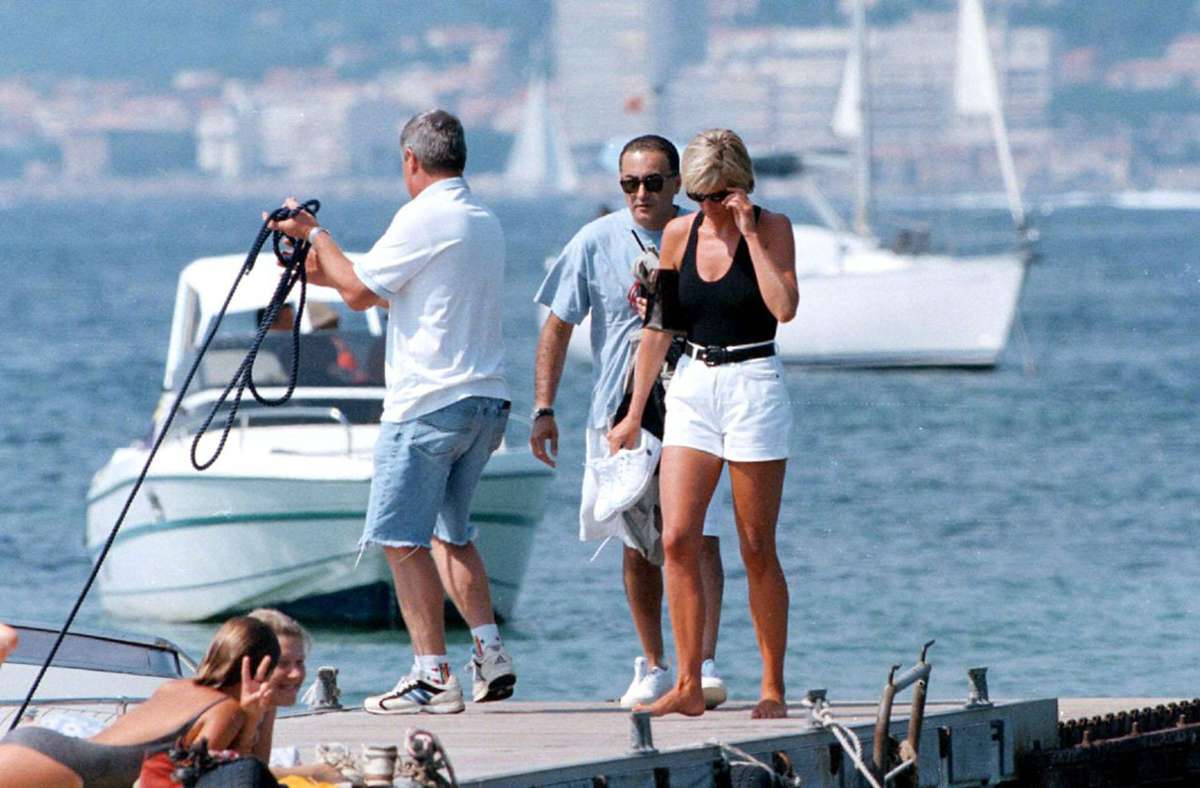 Im Sommer 1997 gehen Bilder um die Welt, die Diana zusammen mit Dodi Al Fayed, dem Sohn des ägyptischen Multimillionärs Mohammed Al Fayed, zeigen. Die Prinzessin wirkt entspannt und endlich wieder glücklich.