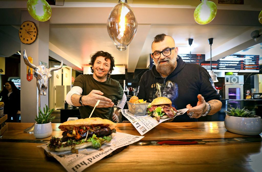 Es ist angerichtet: Kenan Kolcak (links) und sein Koch Aris Foto: factum/Simon Granville