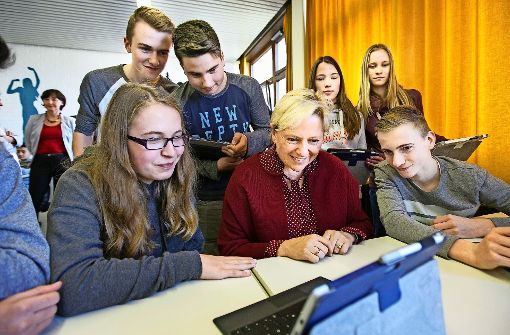 Die Kultusministerin Susanne Eisenmann schaut in die digitale Schulwelt. Foto: Ines Rudel