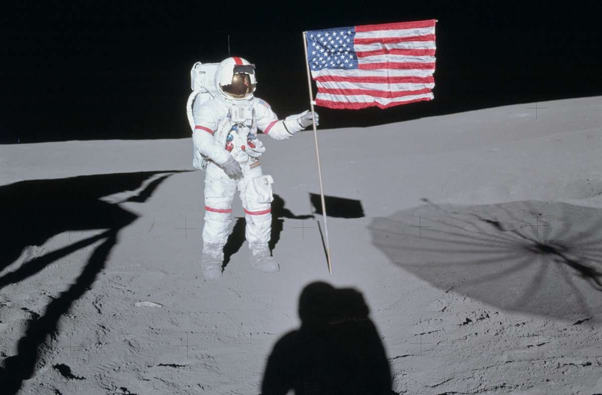 Der Astronaut Alan Shepard schmuggelte zwei Golfbälle sowie ein Sechser-Eisen an Bord der Apollo 14, den letzteren hatte er an einem geologischen Instrument befestigt. Nach der Landung am 5. Februar 1971 schlug er sie über die Mondoberfläche. Die US-Flagge ließ er auch mit zurück. Foto: Wikipedia commons/Edgar D. Mitchell/Nasa