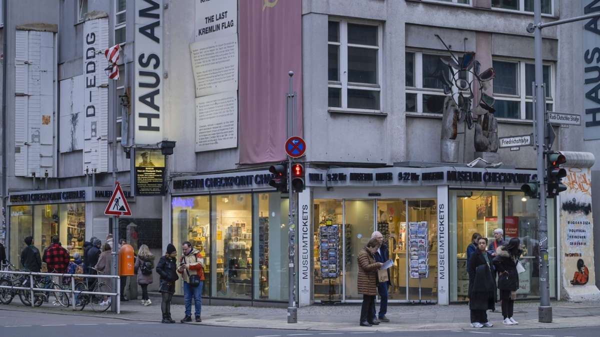 Berlin: Mann am Checkpoint Charlie erschossen - Polizei befragt Nachbarschaft