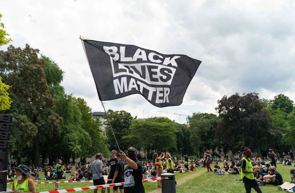 Unter dem Motto „Black Lives Matters“ haben etwa 500 Menschen in Stuttgart gegen Rassismus protestiert.