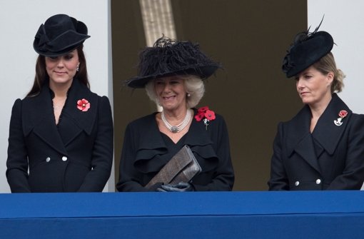 Kate (links) und ihre Schwiegermutter Camilla. (mitte) beim Remembrance Sunday. Ist das Verhältnis wirklich so schlecht, wie häufig vermutet? Foto: AP